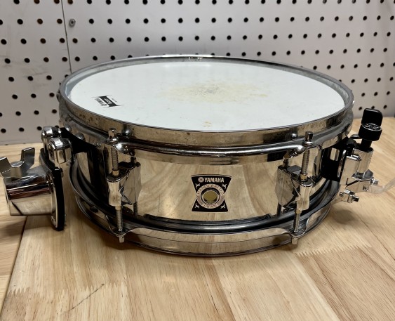 this is a dope little snare with chrome and popcorn and mounting mountable and yamaha  1