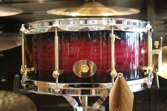 Noble & Cooley SS Classic Maple Snare 6X14 Black Cherry Burst, Brass Hard, Chrome Hoops