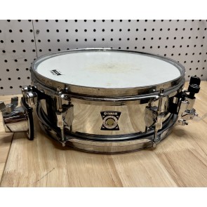 this is a dope little snare with chrome and popcorn and mounting mountable and yamaha  1